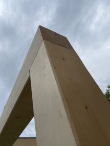 Detail spoje stojky a horního hranolu