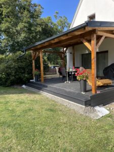 Hotová pergola s terasou - pohled z boku