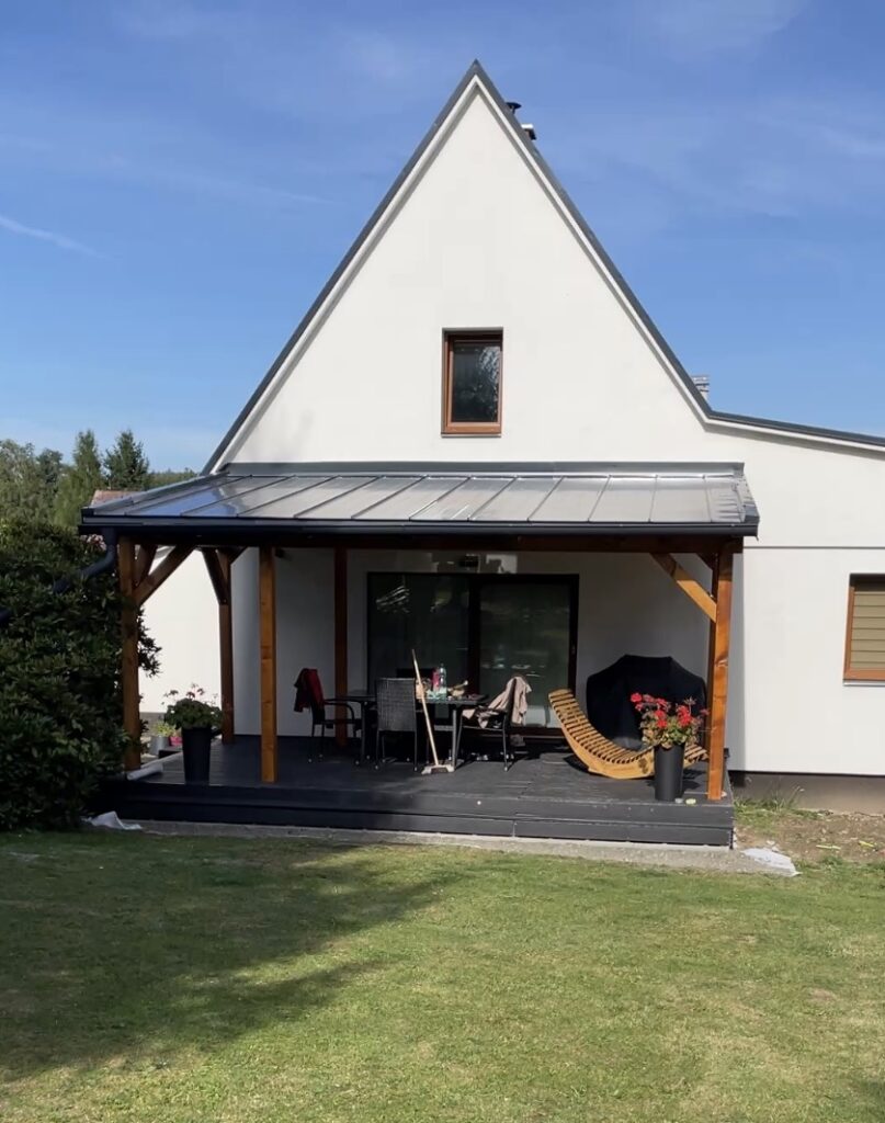 Pergola s tmavou WPC terasou u domu v Tisé.